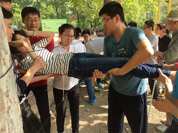 我院“五四青年節(jié)”組織團(tuán)員青年開展拓展訓(xùn)練活動(dòng)